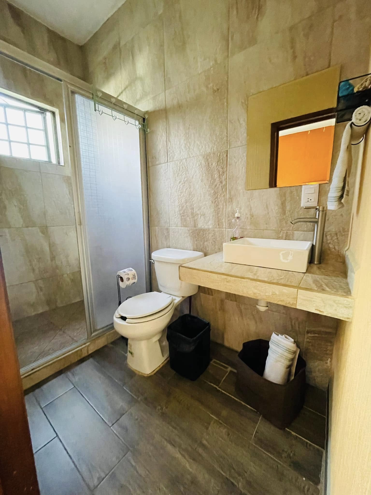 Baño Integrado de Habitación 02