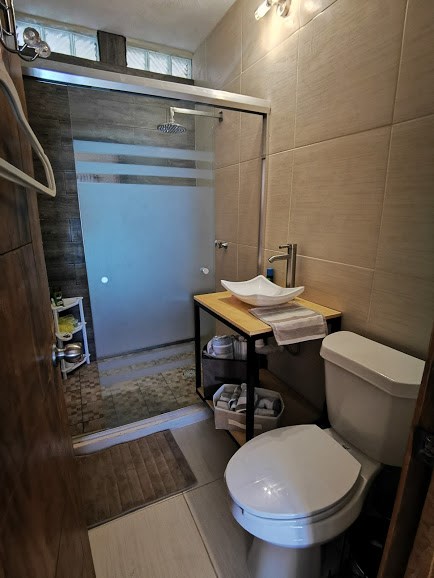 Baño de Habitación Vista Calle